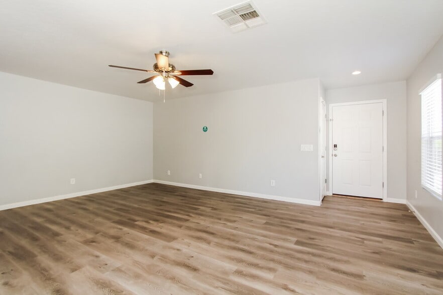 Building Photo - 11565 W Carol Ave