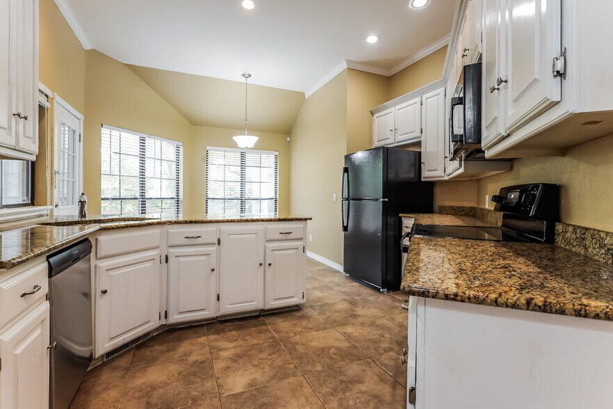 Building Photo - 2700 Shady Tree Ln