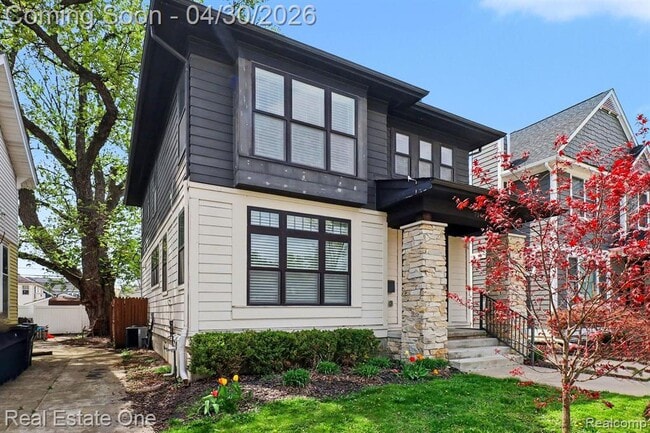 Building Photo - 714 E University Ave