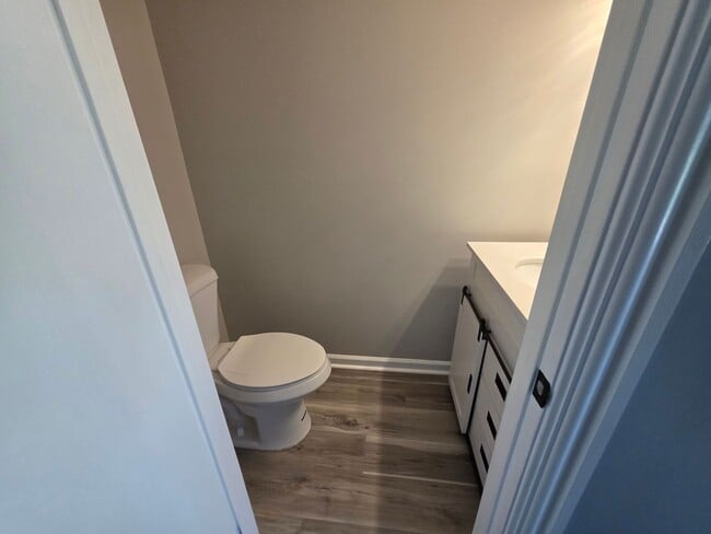 Building Photo - Spacious Town Home in Brighton Heights!