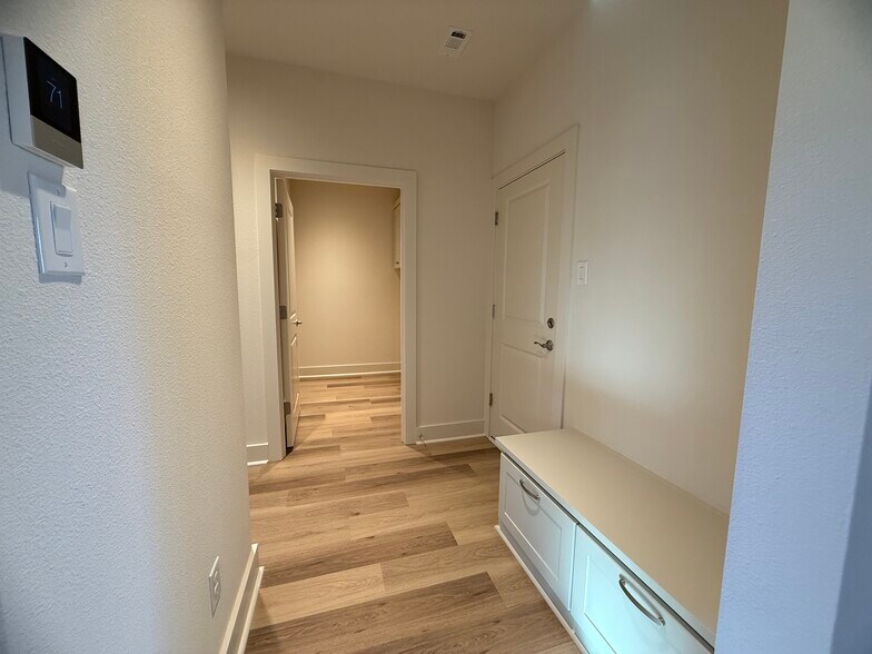 Building Photo - 106 Kirkland St