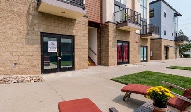 Building Photo - 2 Bed, 2.5 Bath Townhouse with 330+ Sq Ft of Commercial/Studio Space
