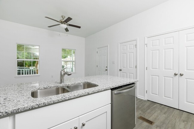 Building Photo - newly renovated property