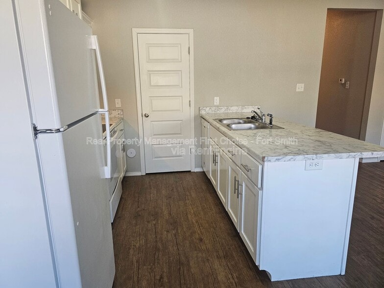 Building Photo - 2100 Ingalls Ln