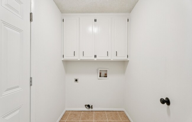 Building Photo - 3 Bed / 2 Bath in Central Tulsa!