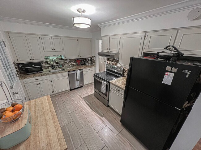 Building Photo - Sunny and Bright 4 Bedroom 3 Bath 2 Level ...