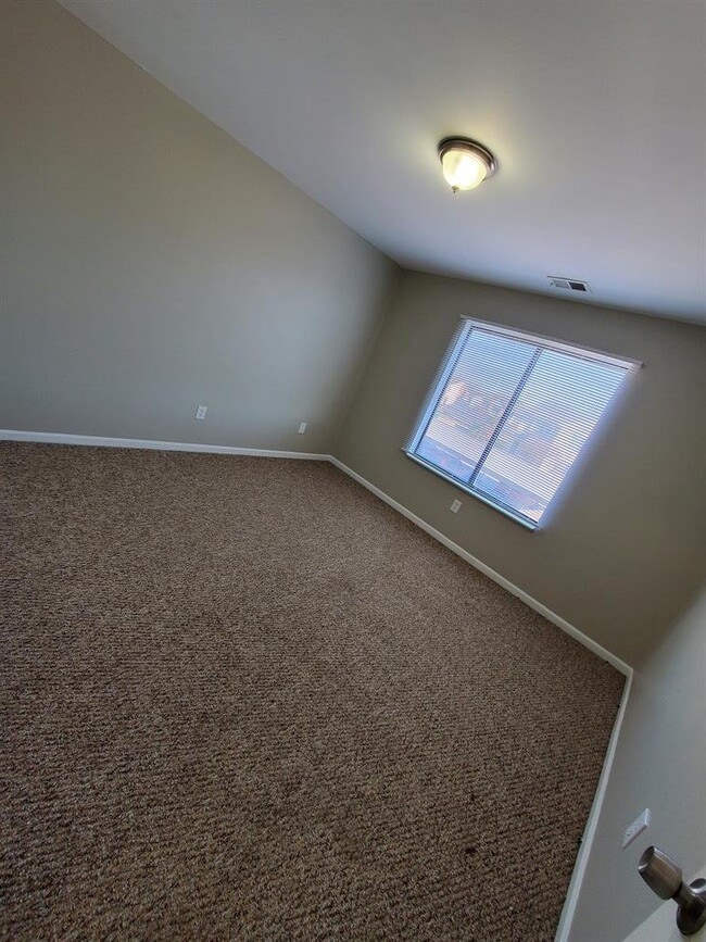 Building Photo - 2 Bedroom, 2 Bathroom Spacious Upper-Level Condo with Vaulted Ceilings & Private Primary Suite. N...