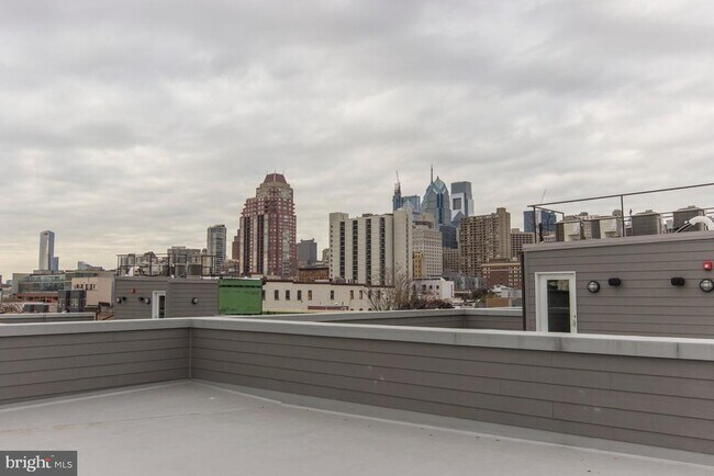 Building Photo - 716 S Sartain St
