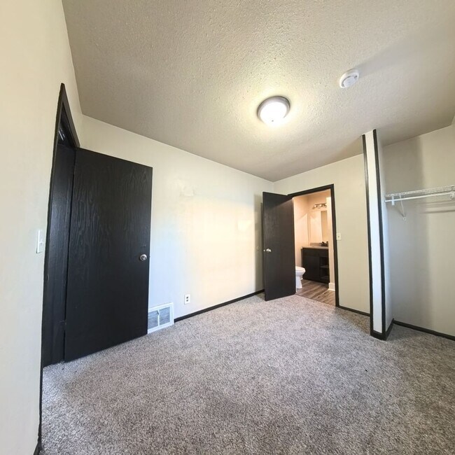 Building Photo - 2 Bedroom 1 Stall Garage East Side Home for Rent