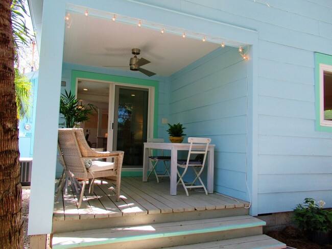 Building Photo - GULFPORT FURN. COTTAGE 2/2 EIGHT MONTH REN...