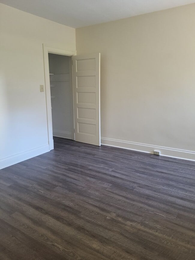 Building Photo - 4 bedroom 2 bath in Mt Washington! Available now!