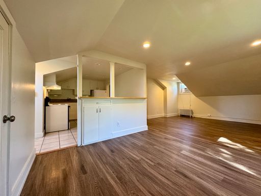 Building Photo - LARGE 2 Bed, 1 Bath Apartment Available NOW!!