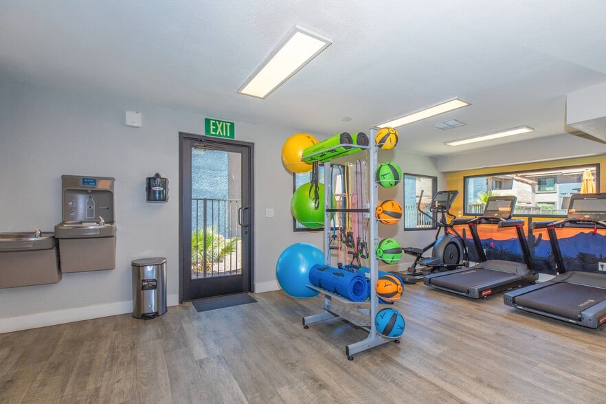 Building Photo - Peak at Oro Valley