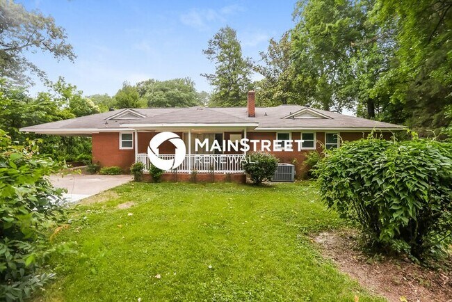 Building Photo - 3 Bedroom Pet-Friendly Home in Charlotte, NC with Main Street Renewal