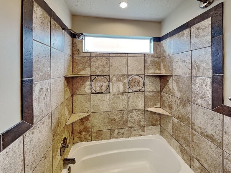 Building Photo - 143 N 700 W