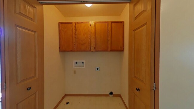 Building Photo - Gorgeous 2 Bedroom 1 Bathroom Townhouse St...