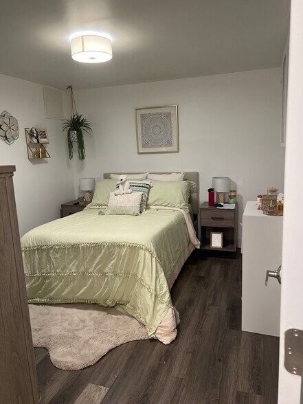 Lower level bedroom - 1401 N Mohawk St