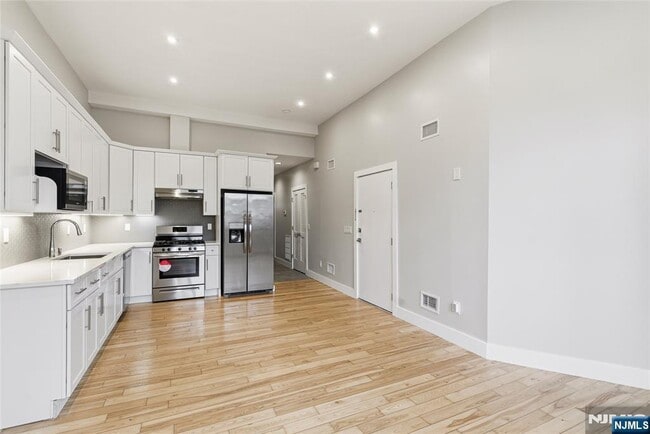 Building Photo - 12 Dempsey Ave