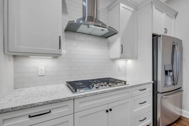 Building Photo - Stunning 5BE/4.5BA in the heart of Green H...