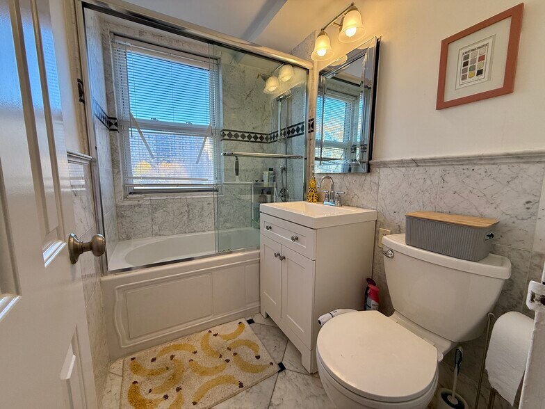 Building Photo - 444 Bedford St