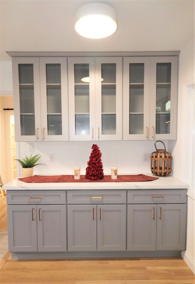 Building Photo - 1230 N Hollywood Way