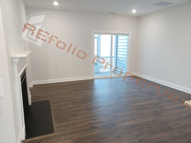 Building Photo - Gorgeous 3 Bedroom, 2.5 Bath,  1-Car Garag...
