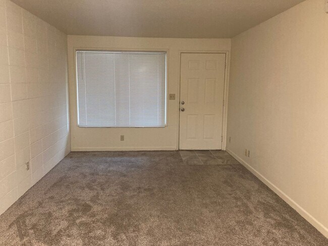 Building Photo - (CAM 3)  Very Nice Large 1 bed Apt - Close to U of O