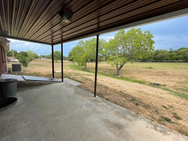 Building Photo - Wonderful Country Home