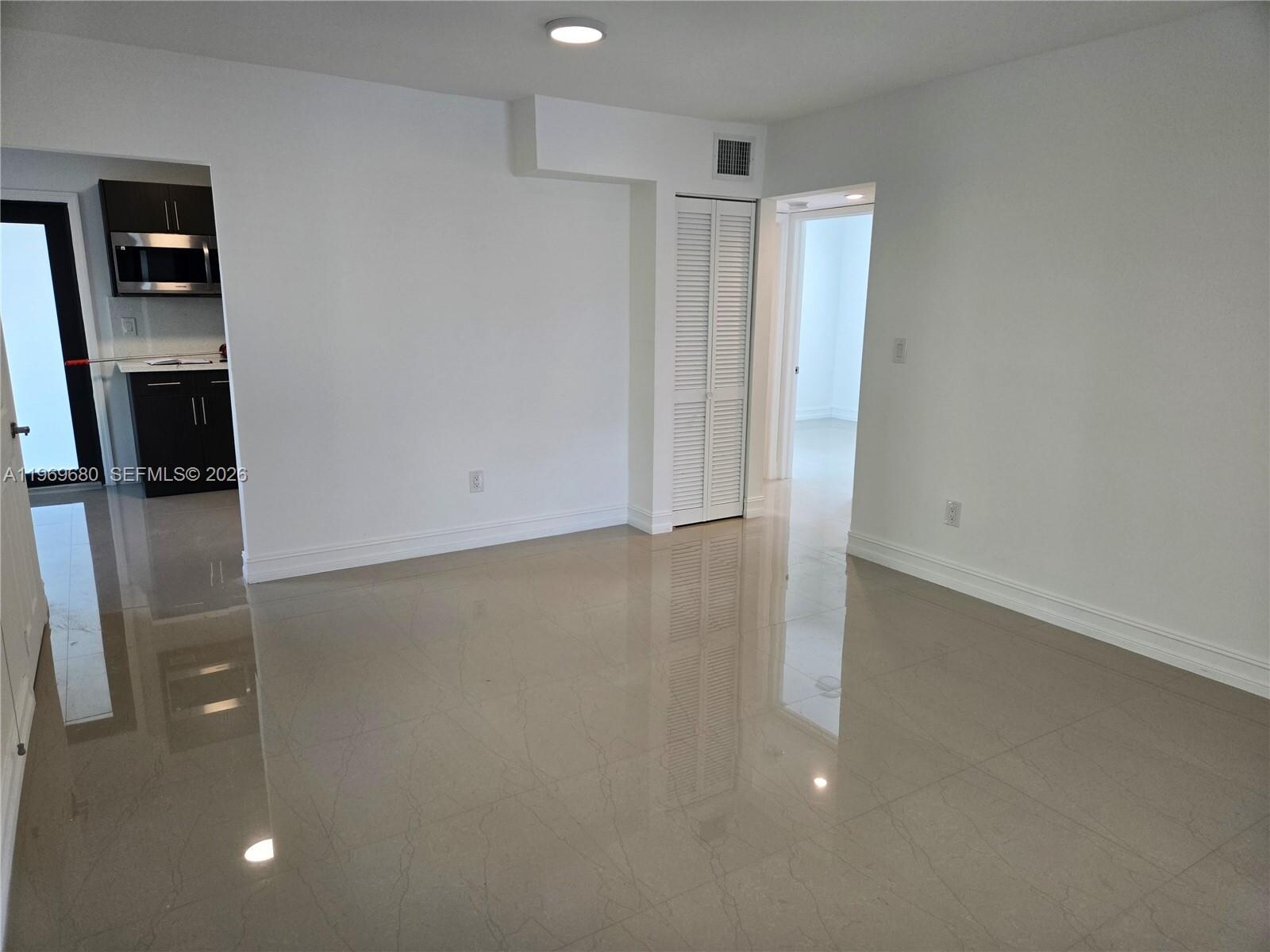 Building Photo - 323 SW 31st Ct