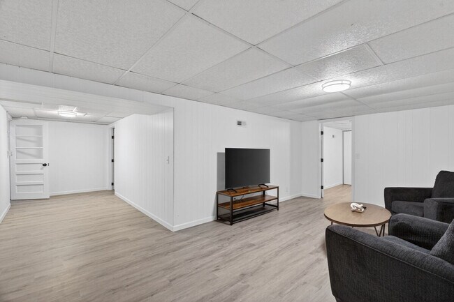 Building Photo - 1545 Reale Ave