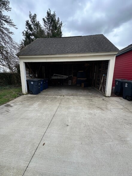 garage - 829 Miller Ave