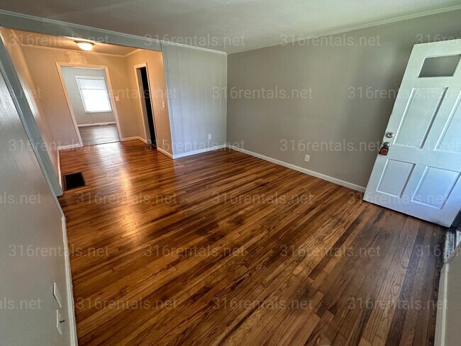 Building Photo - $950 - 2 bedroom / 1 bathroom home with a bonus loft!
