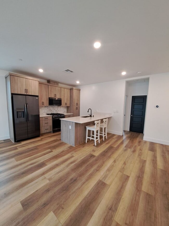 Building Photo - Experience Comfort and Style in This Venet...