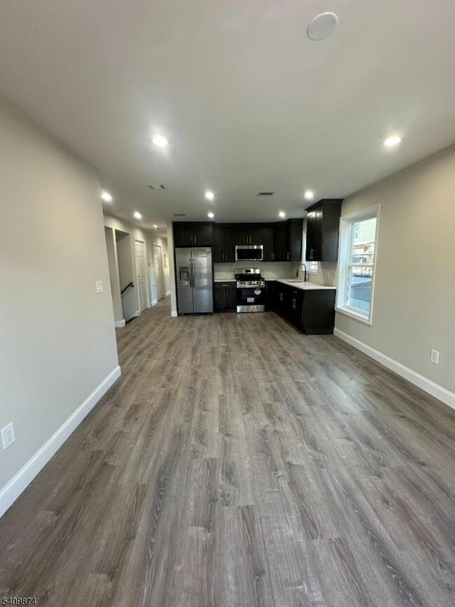 Building Photo - 393 E 27th St