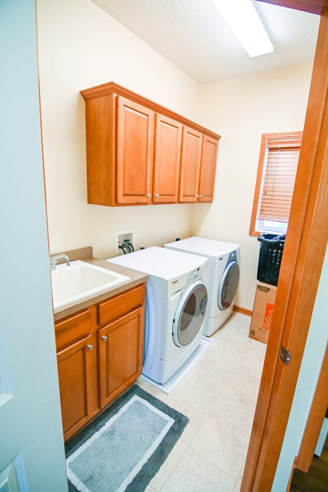 Building Photo - 3266 Oak View Dr