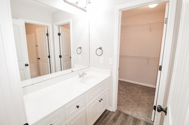 Building Photo - 547 Deerchase Ct