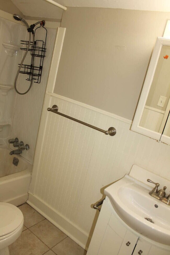 Building Photo - Cute cottage located in Midtown. Large front porch with a swing for cool evenings. Home is freshl...