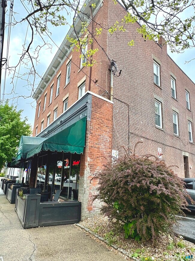 Building Photo - 860 State St