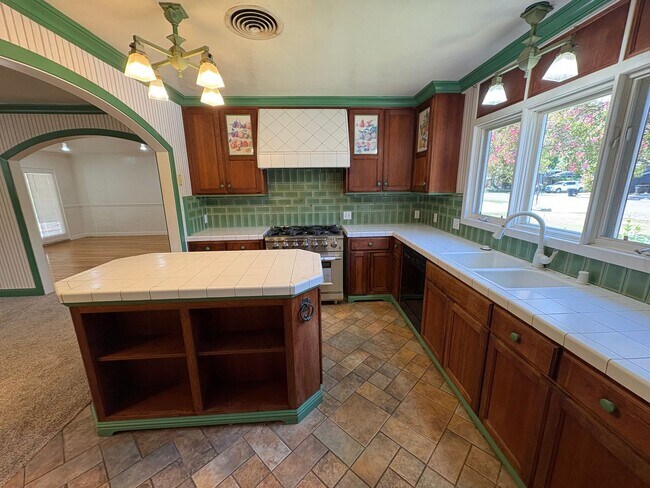 Building Photo - Visalia 2 Bed 2 Bath available now.