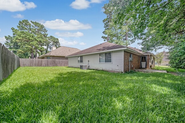 Building Photo - 12810 Lakeshore Dr