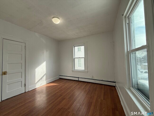 Building Photo - 660 W Main St