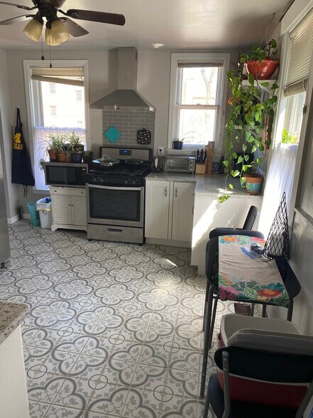 Building Photo - 425 5th St