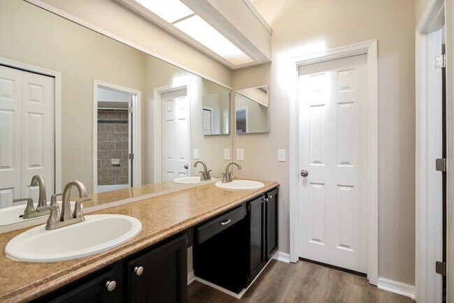 Building Photo - 8405 Rockridge Ct