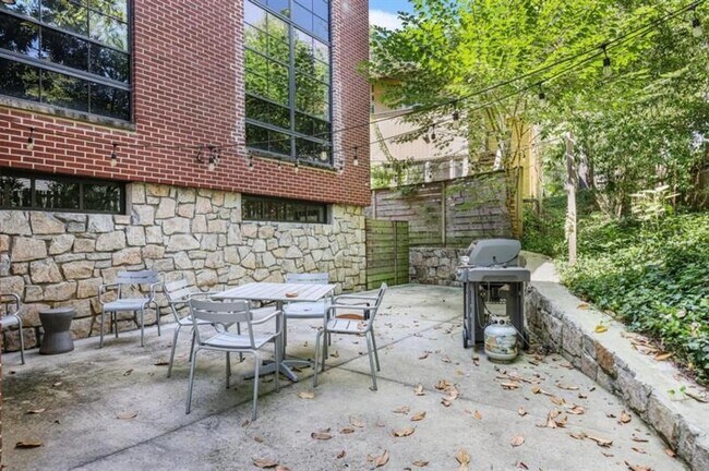 Building Photo - 1065 United Ave SE