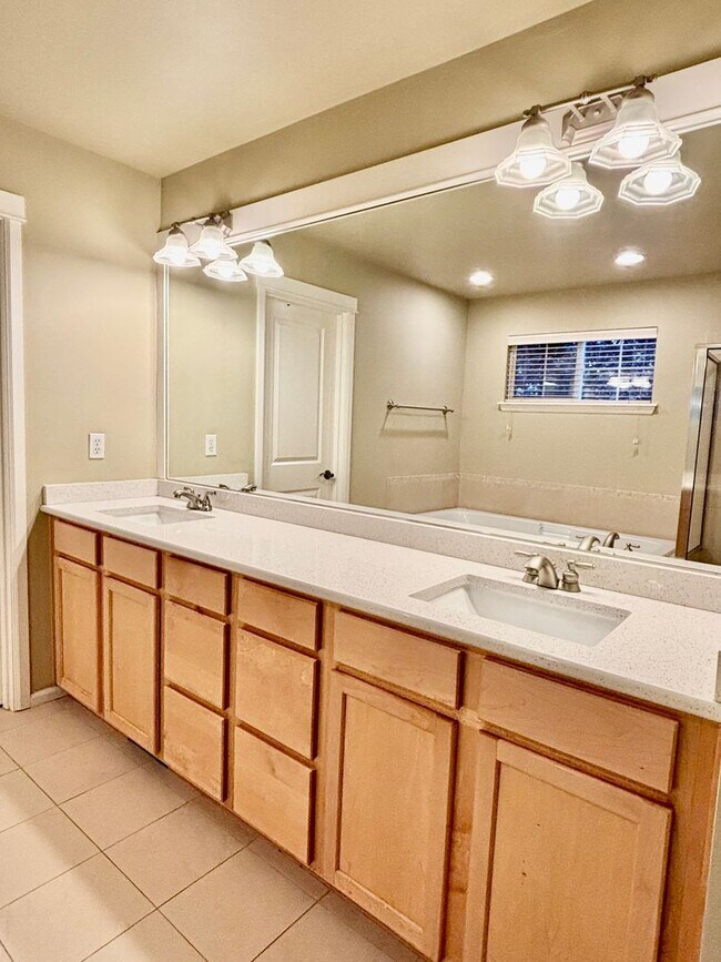 Building Photo - 4 Bed / 2.5 Bath Kirkland single family home $3,795/mo