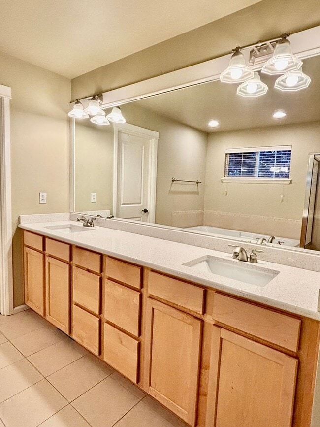 Building Photo - 4 Bed / 2.5 Bath Kirkland single family home $3,895/mo