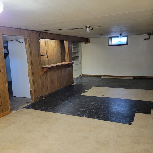 Building Photo - Highway to Home: Rent this 'Neighborly Oasis' 2 Bed/1 Bath with a Garage Bonus!