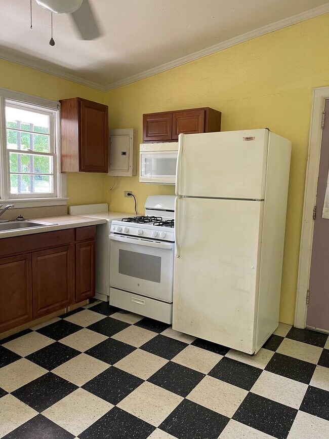 Building Photo - Two Bedroom One Bath in Normaltown