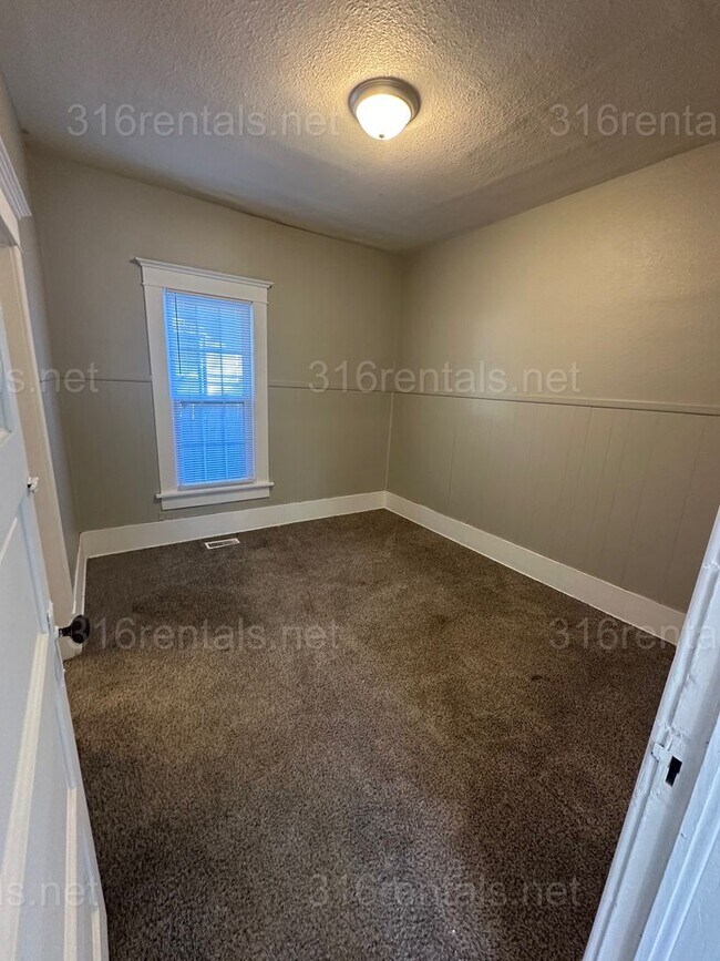 Building Photo - $1049 - 3 bedroom 1 bath - Single Family Home