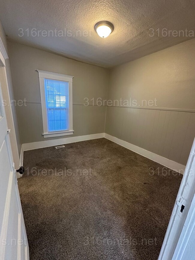 Building Photo - $975 - 3 bedroom 1 bath - Single Family Home
